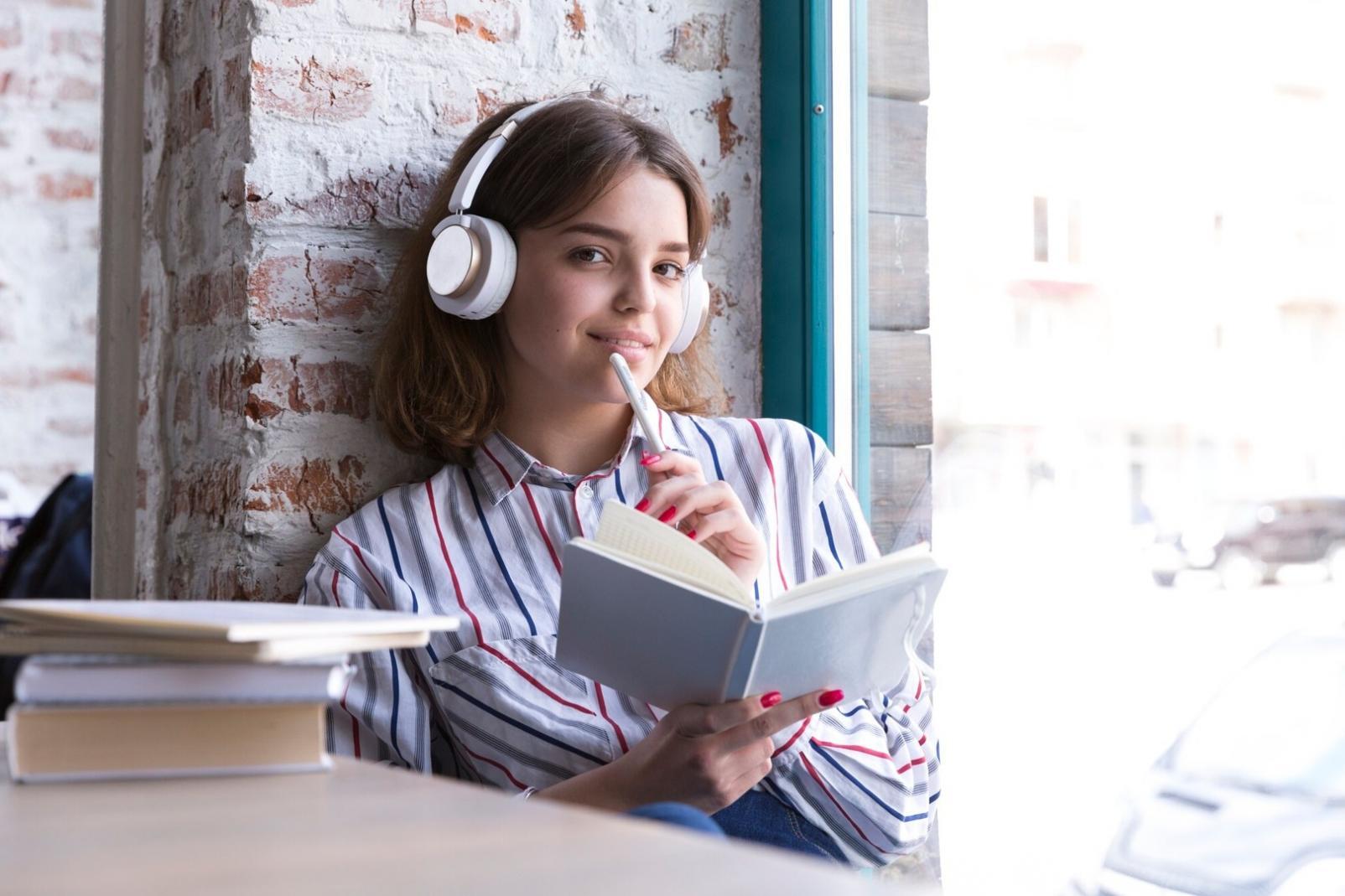 Finanzanalyse-Arbeitsplatz mit Charts und Daten